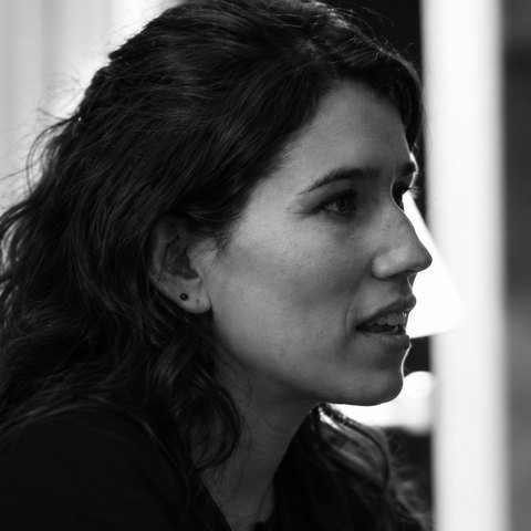 Natalia L. Salas de perfil, en blanco y negro