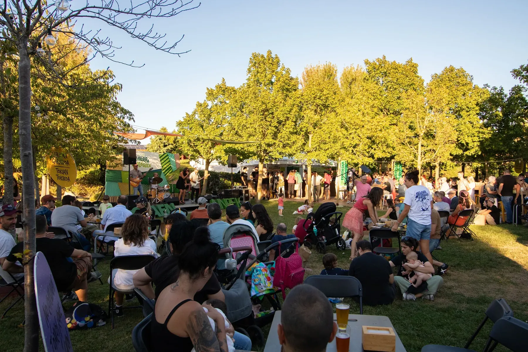 Público disfrutando de una actividad al aire libre en el parque